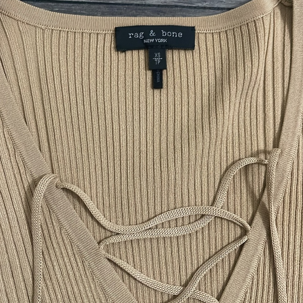 Rag & bone women top
Brand new
Never worn 
Without tags
Size XS - Picture 4 of 6
